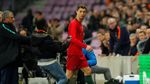 Peluk-Cium Fans Nekat untuk Cristiano Ronaldo