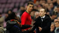 Fans nekat ini bisa langsung dihentikan tepat sebelum menghampiri Ronaldo, yang menjalani hari buruk di laga itu: tak membuat satu pun tembakan, rentetan golnya terhenti usai sembilan laga beruntun, dan Portugal kalah telak 0-3. (Foto: Denis Balibouse/Reuters)