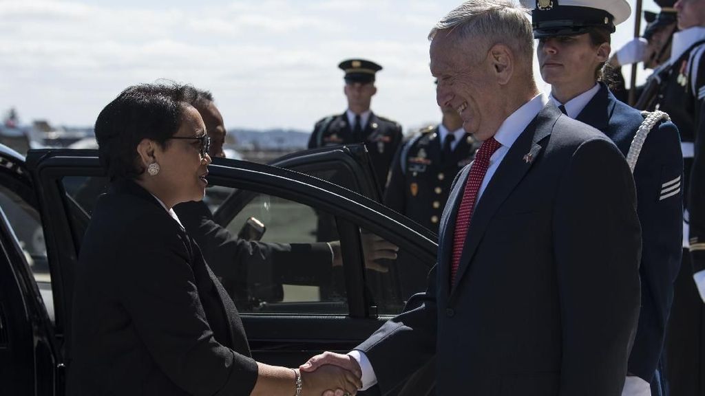 Foto: Senyum Menlu di Pentagon