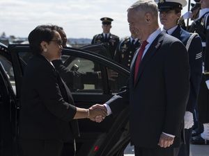 Foto: Senyum Menlu di Pentagon