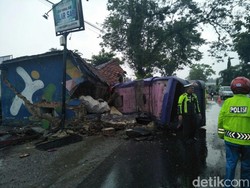 Mikrobus Terguling dan Tabrak Gudang di Banjarnegara