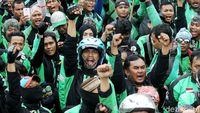 Penampakan Massa Driver Ojol Demo di Depan Istana