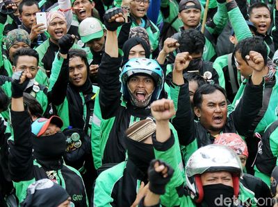 Penampakan Massa Driver Ojol Demo di Depan Istana