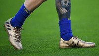 Ini juga tato yang terdapat di bagian tubuh Messi lainnya yakni di kaki kirinya yang melambangkan anaknya Thiago dan nomor 10. (Getty Images)