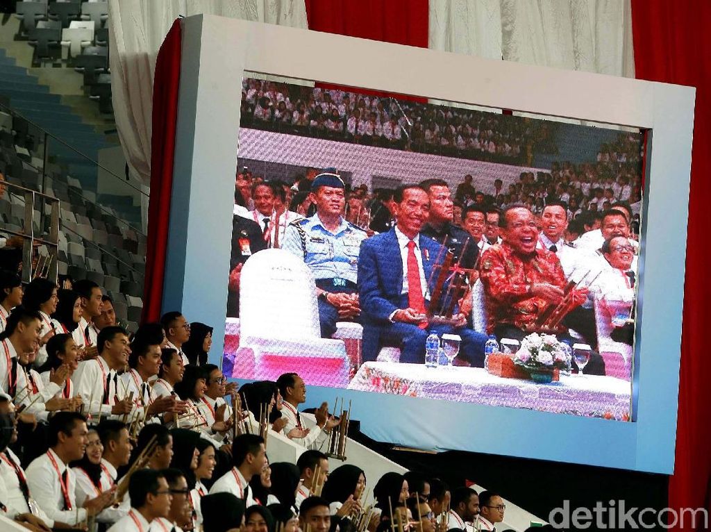Foto: Jokowi Ikut Main Angklung Pecahkan Rekor MURI!