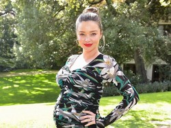Baru 10 Bulan Lalu Melahirkan, Miranda Kerr Sudah Hamil Anak Ketiga