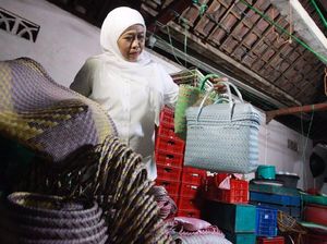 Khofifah Ingin Beri Modal untuk Pengrajin Tas Anyaman Karangjati