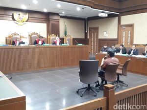 Abun Terima Emas 15 Kg dari Bupati Rita soal Izin Tambang Abun Terima Emas 15 Kg dari Bupati Rita soal Izin Tambang