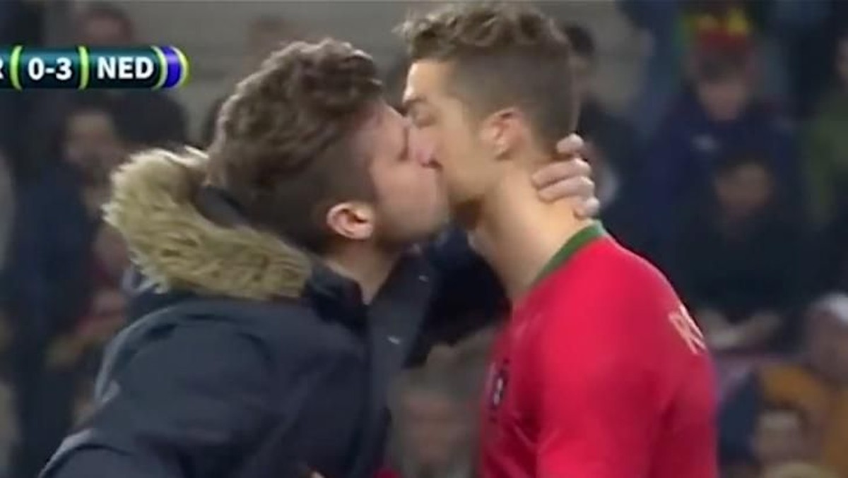 Cristiano Ronaldo mendapat kecupan dari seorang fans saat membela Portugal menghadapi Belanda dini hari tadi. (Foto: Screenshot Youtube)
