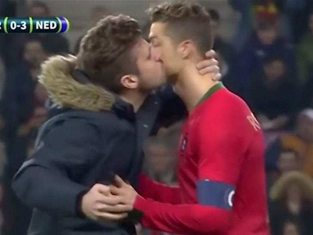 Siapa Fans yang Nekat Peluk dan Cium Ronaldo di Lapangan? Siapa Fans yang Nekat Peluk dan Cium Ronaldo di Lapangan?