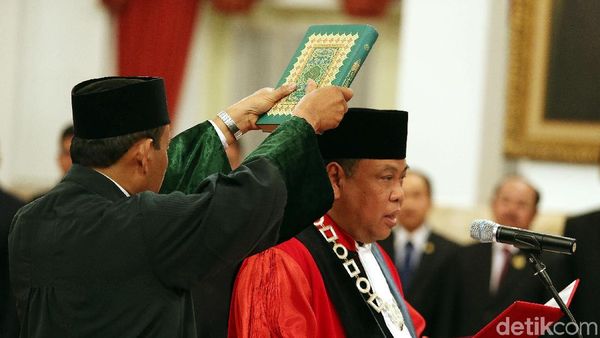 Momen Ucap Sumpah Hakim MK Arief Hidayat di Hadapan Jokowi