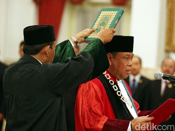 Momen Ucap Sumpah Hakim MK Arief Hidayat di Hadapan Jokowi