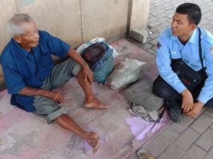 Mengaku Veteran Perang, Mbah Ramon Telantar di Kolong Tol Jakut Mengaku Veteran Perang, Mbah Ramon Telantar di Kolong Tol Jakut