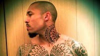 Gelandang Belanda, Nigel De Jong, sedang memamerkan tato di tubuhnya. (Istimewa)