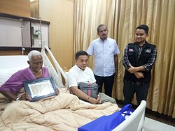 Dijenguk Gubernur Aceh di RSPAD, Nyak Sandang Tertawa Lepas