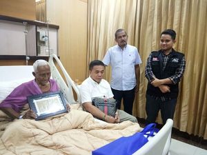 Dijenguk Gubernur Aceh di RSPAD, Nyak Sandang Tertawa Lepas Dijenguk Gubernur Aceh di RSPAD, Nyak Sandang Tertawa Lepas