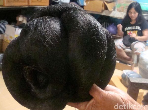 Melihat Pembuatan Rambut Palsu di Purbalingga
