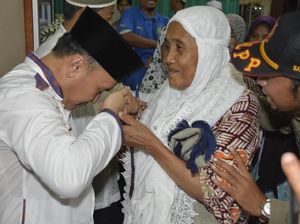 Menengok Kebiasaan Gubernur Kalteng Cium Tangan Orang Tua Menengok Kebiasaan Gubernur Kalteng Cium Tangan Orang Tua