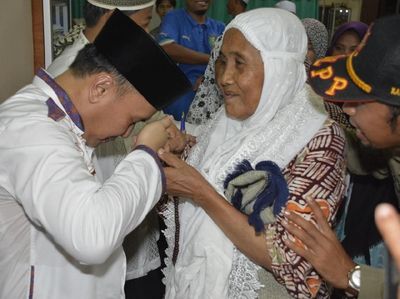 Menengok Kebiasaan Gubernur Kalteng Cium Tangan Orang Tua