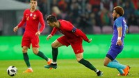 Namun, Ronaldo kali ini tak bisa mengulanginya. Foto: Denis Balibouse/Reuters