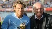 Skill Diego Forlan bermain bola menular dari sang ayah, Pablo Forlan, yang juga mantan pemain timnas Uruguay. Diego bisa berbangga hati sebab lebih sukses ketimbang ayahnya. (Foto: Twitter)