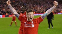 Bek Liverpool Alberto Moreno juga doyan merajah tubuhnya dengan tato. (Istimewa)