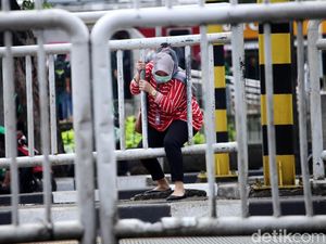 Foto: Aksi Nekat Penyeberang Jalan Terobos Pagar Pembatas