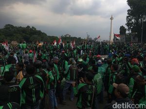 Ojek Online Geruduk Istana, Penumpang Terlantar