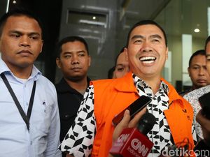 Ditahan KPK, Wali Kota nonaktif Malang Tersenyum Lebar Ditahan KPK, Wali Kota nonaktif Malang Tersenyum Lebar