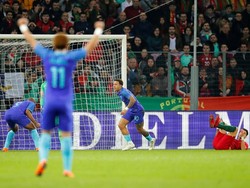 Gol pertama Belanda pada laga ini dicetak oleh Memphis Depay pada menit ke-11. Foto: Denis Balibouse/Reuters