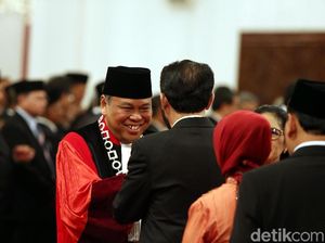 Canda Hakim di Sidang MK: Besar Mana Gaji Rakyat atau Wakil Rakyat? Canda Hakim di Sidang MK: Besar Mana Gaji Rakyat atau Wakil Rakyat?