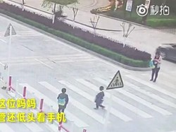 Emaknya Asik Main HP, Anak Ini Tertabrak Mobil saat Nyebrang