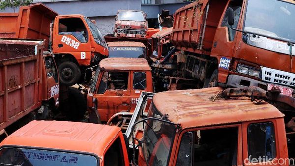 Bangkai Truk Sampah Numpuk di Kantor Sudin LH Jakbar