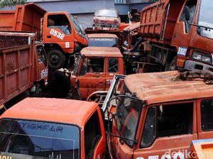 Bangkai Truk Sampah Numpuk di Kantor Sudin LH Jakbar
