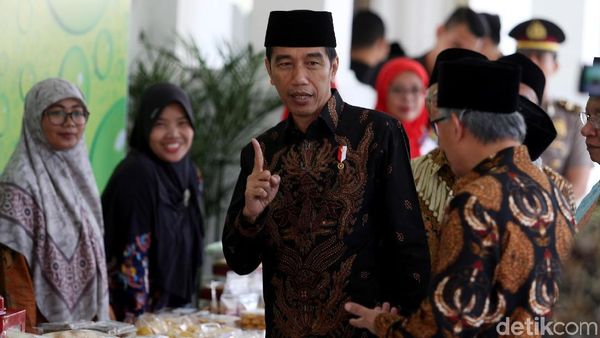 Jokowi Borong Dagangan Nasabah Bank Wakaf Mikro