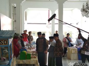 Cerita Jokowi Borong Dagangan Nasabah Bank Wakaf Mikro