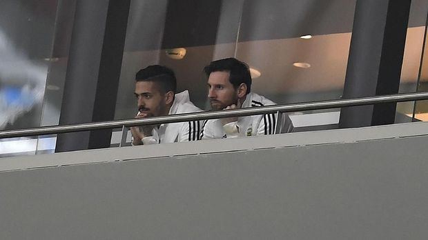 Lionel Messi saat menyaksikan rekan-rekannya bertanding melawan Spanyol di Stadion Wanda Metropolitano.