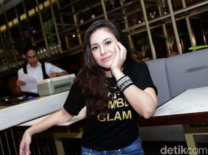 Wulan Guritno Anggap Humble Glam Seperti Keluarga Baru Wulan Guritno Anggap Humble Glam Seperti Keluarga Baru