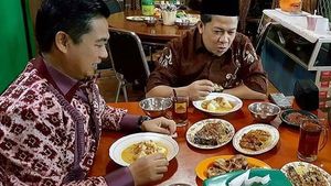 Mau Tahu Gimana Gaya Makan Wakil Ketua DPR Fahri Hamzah? Lihat di 10 Foto Ini