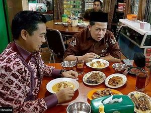 Mau Tahu Gimana Gaya Makan Wakil Ketua DPR Fahri Hamzah? Lihat di 10 Foto Ini