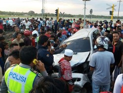 Minibus Tertabrak KA di Perlintasan Tanpa Palang, Satu Orang Tewas
