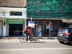 Begini Curhat Kurir Sepeda Menerjang Terik dan Hujan di Jalanan