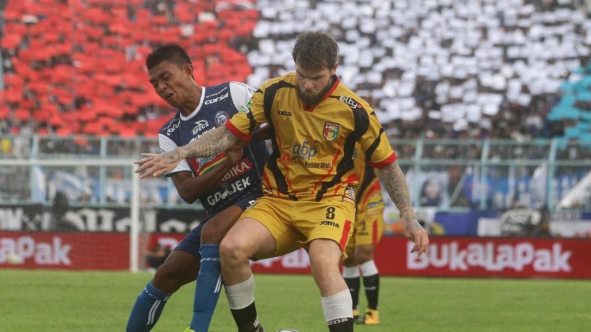 Gelandang Mitra Kukar Danny Guthrie tak sabar jalani derby Kaltim (Ari Bowo Sucipto/ANTARA FOTO)