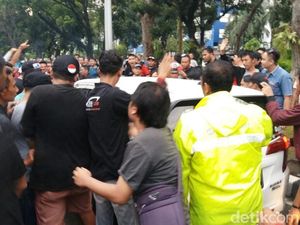 Massa Aliando Sempat Hadang Mobil Disangka Taksi Online Massa Aliando Sempat Hadang Mobil Disangka Taksi Online