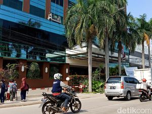 Video saat Hotel Alexis Umumkan Tutup Lewat Spanduk
