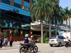 Video saat Hotel Alexis Umumkan Tutup Lewat Spanduk