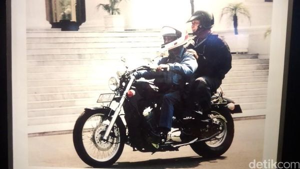 Kenangan BJ Habibie Bonceng Soeharto Keliling Istana