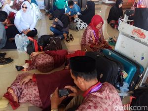 Telantar di Bandara, Jemaah Abu Tours Batal Berangkat Umrah Telantar di Bandara, Jemaah Abu Tours Batal Berangkat Umrah