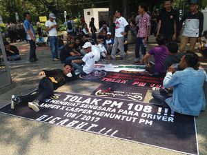 Massa Aliando Mulai Berdatangan, Lalin Sekitar Istana Lancar