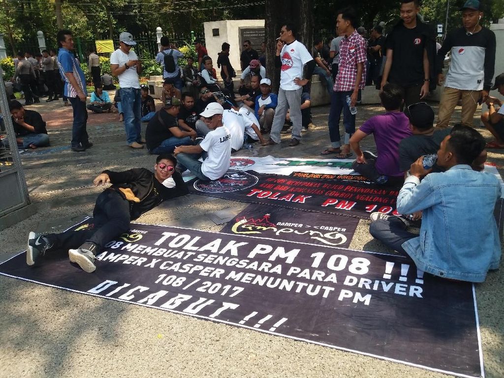 Massa Aliando Mulai Berdatangan, Lalin Sekitar Istana Lancar Massa Aliando Mulai Berdatangan, Lalin Sekitar Istana Lancar